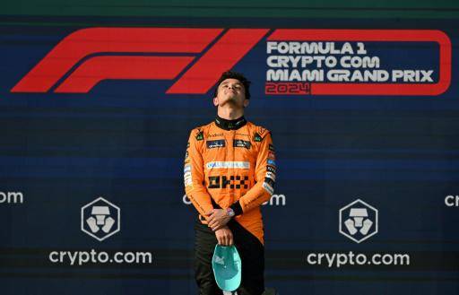 Lando Norris sobre el podio del Gran Premio de Miami de Fórmula 1.