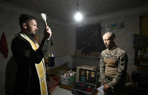 Un capellán visita a los soldados ucranianos de la 59ª brigada motorizada para celebrar la Pascua ortodoxa en la región de Donetsk, el 5 de mayo de 2024