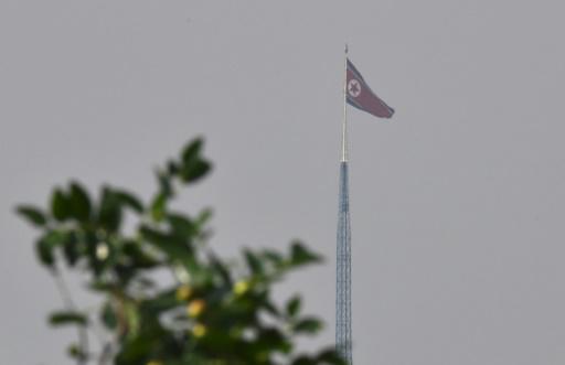 La bandera de Corea del Norte ondea en Gijungdong el 30 de septiembre de 2019