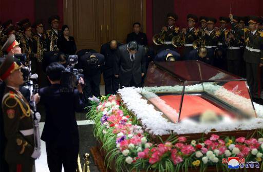 El líder norcoreano Kim Jong Un (centro) hace una reverencia ante el féretro del ex jefe de propaganda del régimen, Kim Ki Nam, en una funeraria de Pyongyang el 8 de mayo de 2024, en una imagen difundida por la agencia de prensa oficial KCNA