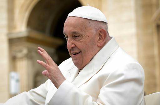 El papa Francisco saluda a la multitud al final de su audiencia general semanal en la plaza San Pedro en el Vaticano, el 24 de abril de 2024