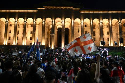 Manifestantes protestan frente al parlamento de Georgia contra un proyecto de ley sobre influencia extranjera, el 2 de mayo de 2024