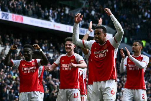 Los jugadores del Arsenal celebran el triunfo 3-2 sobre el Tottenham, en Londres el 28 de abril de 2024