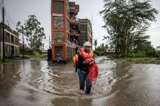Miembros de la Cruz Roja de kenia trabajan en una zona afectada por las inundaciones en Kitengela, Kenia, el 1 de mayo de 2024