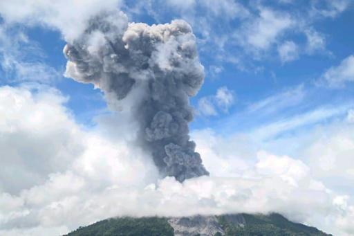 Columna de humo expulsada por el monte Ibu, en el este de Indonesia, en una imagen difundida el 8 de mayo de 2024 por la agencia de vulcanología indonesia PVMGB