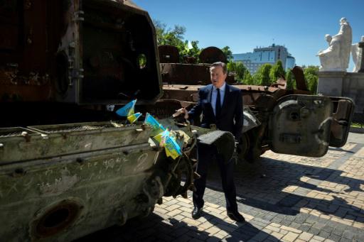 El ministro británico de Relaciones Exteriores, David Cameron, observa unos vehículos militares rusos destruidos, el 2 de mayo de 2024 en la Plaza de San Miguel de Kiev