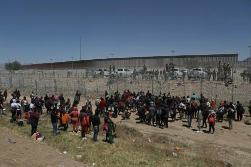 Unos migrantes que aspiran a pedir asilo en Estados Unidos se manifiestan en el río Grande pidiendo autorización para entrar al país desde la mexicana Ciudad Juárez, el 25 de abril de 2024