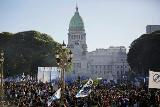 Masiva marcha de estudiantes en rebeldía contra el ajuste a las universidades argentinas