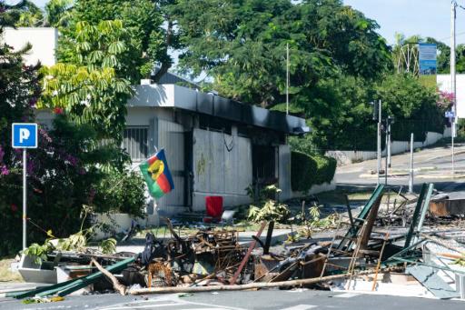 Una vivienda incendiada en una calle bloqueada por los escombros en el distrito Magenta de Numea, territorio francés del Pacífico, el 18 de mayo de 2024