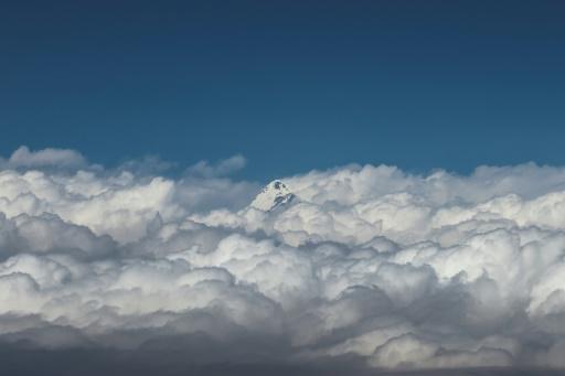 L cumbre de la montaña Makalu, en la cordillera del Himalaya, en Nepal, fotografiada el 7 de marzo de 2023 desde un helicóptero