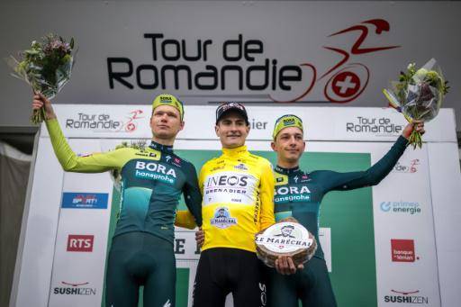 El ciclista español Carlos Rodríguez (centro) celebra su triunfo en el Tour de Romandía, este domingo 28 de abril en Vernier, Suiza