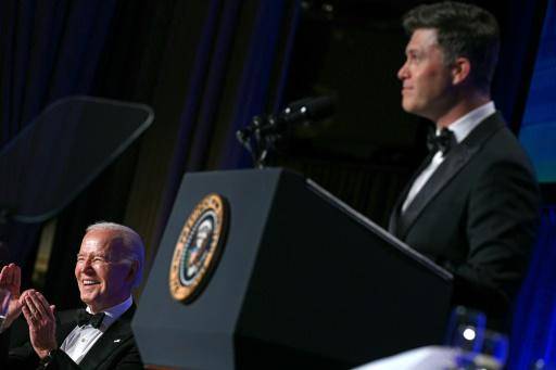 El presidente de EEUU, Joe Biden, ríe mientras el cómico Colin Jost (d) habla durante la cena de la Asociación de Corresponsales de la Casa Blanca en el Washington Hilton el 27 de abril de 2024