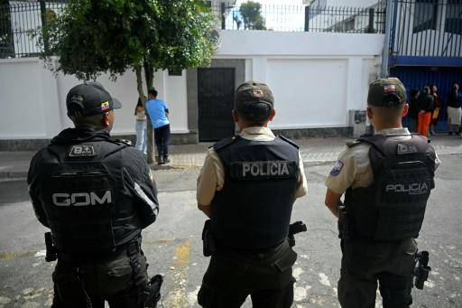 Varios policías montan guardia frente a la Embajada de México en Ecuador, el 8 de abril de 2024 en Quito