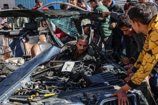 El vehículo en el que murieron los periodistas Mustafa Thuria, colaborador de vídeo de la agencia AFP, y Hamza Wael Dahdouh, de la televisión Al Jazeera, bombardeado presuntamente por Israel, en Rafah, en la Franja de Gaza, el 7 de enero de 2024