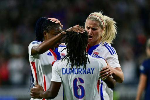 Las jugadoras del Lyon festejan uno de sus goles al PSG, en la victoria que les dio el título en la liga francesa femenina 2023-2024. En Décines-Charpieu (cerca de Lyon, Francia), el 17 de mayo de 2024