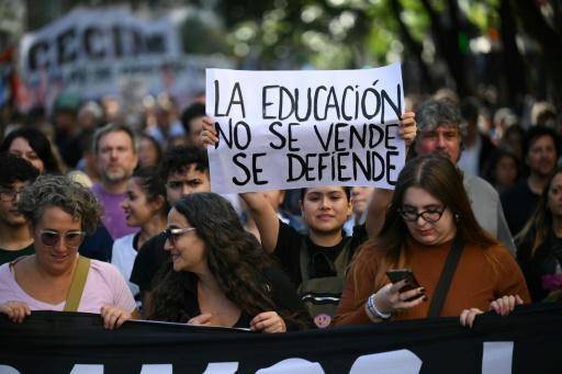 Masiva marcha de estudiantes en rebeldía contra el ajuste a las universidades argentinas