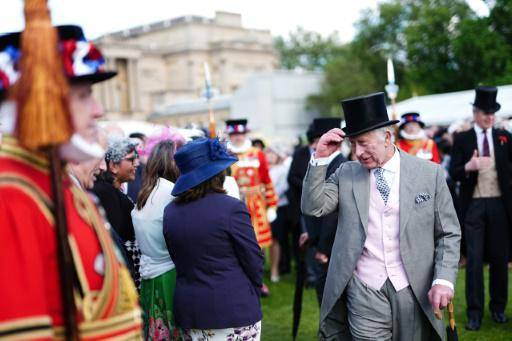 El rey Carlos III saluda a los invitados a una fiesta en el Palacio de Buckingham, en Londres, el 15 de mayo de 2024
