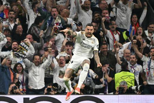 El delantero del Real Madrid Joselu celebra el segundo gol en la victoria 2-1 contra el Bayern Múnich que clasificó al equipo español para la final de la Liga de Campeones, en el estadio Santiago Bernabéu de la capital de España el 8 de mayo de 2024