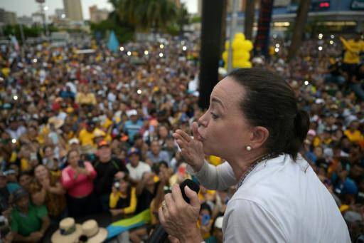 La líder de la oposición en Venezuela, María Corina Machado, saluda a sus partidarios en un acto en Maracaibo el 2 de mayo de 2024