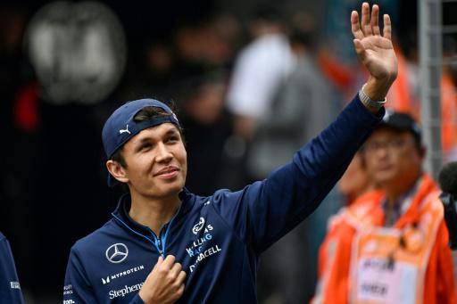 El piloto tailandés Alexander Albon, de la escudería Williams, saluda al público antes del Gran Premio de Fórmula 1 de China, el 21 de abril de 2024 en Shangái.