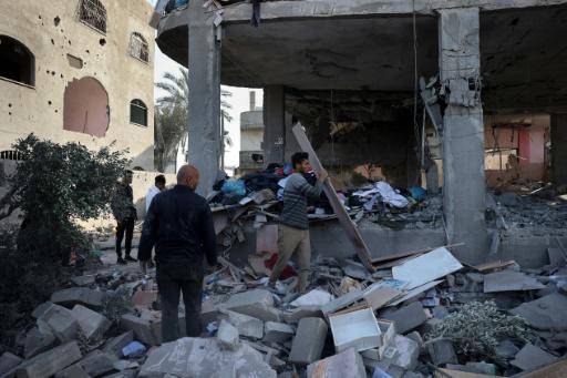 Unos palestinos revisan los daños provocados por un bombardeo israelí en Rafah, en el sur de la Franja de Gaza, el 3 de mayo de 2024