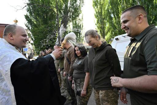 Los soldados ucranianos celebran la Pascua ortodoxa en el frente