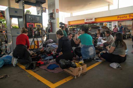 En Porto Alegre, rescatistas van piso por piso para salvar a habitantes atrapados