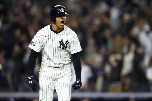 Juan Soto celebra su jonrón del viernes con los Yankees de Nueva York.