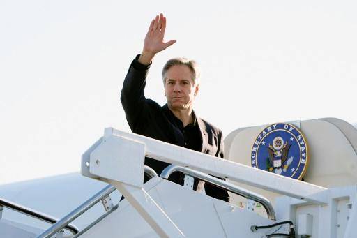 El secretario de Estado, Antony Blinken, saluda al abordar un avión en la Base Aérea Andrews, antes de viajar a China el 23 de abril de 2024