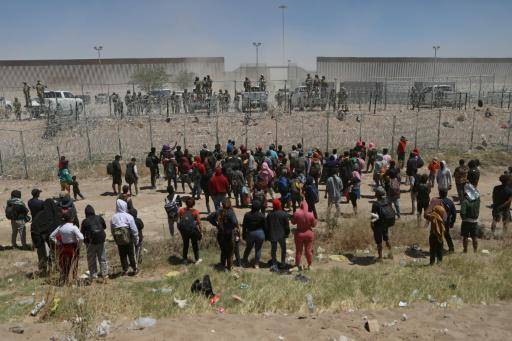 Migrantes que buscan asilo en Estados Unidos se manifiestan en el Río Grande para pedir autorización de ingreso al país, vistos desde Ciudad Juárez, Mexico, el 25 de abril de 2024.