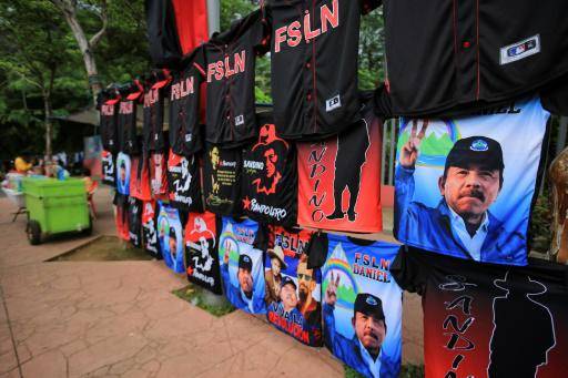 Unas camisetas con el rostro del presidente de Nicaragua, Daniel Ortega, a la venta en un puesto en una calle de Managua el 17 de julio de 2023