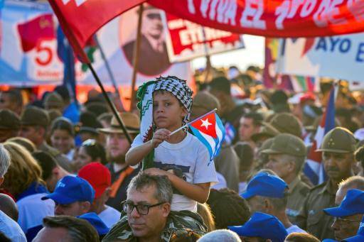 Cuba denuncia embargo y admite ineficiencias en austera marcha del 1º de mayo