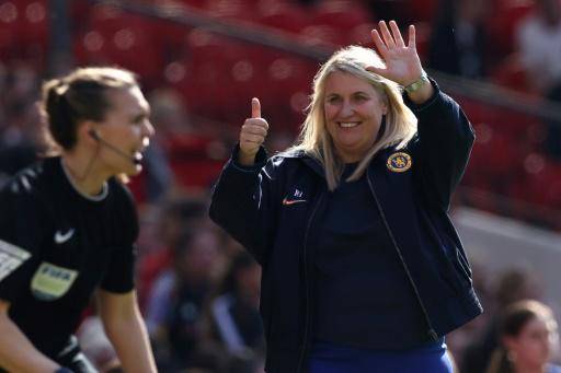 La entrenadora del Chelsea Emma Hayes celebra los seis goles marcados por su equipo contra el Manchester United, en la última jornada del campeonato femenino de Inglaterra, el 18 de mayo de 2024 en Old Trafford, Mánchester.