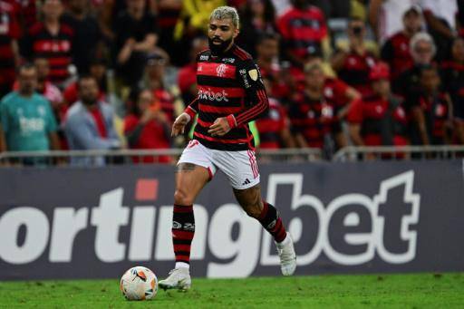 Gabriel Barbosa controla la pelota durante un partido del Flamengo ante Bolívar en la Copa Libertadores el 15 de mayo de 2024 en Rio de Janeiro