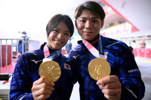 La judoca japonesa Uta Abe y su hermano Hifumi posan con sus respectivos oros olímpicos cosechados en Tokio-2020, el 26 de julio de 2021
