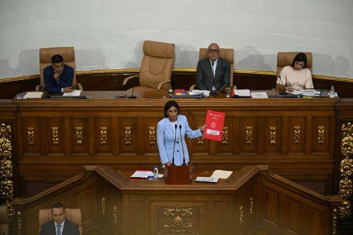 La vicepresidenta de Venezuela, Delcy Rodríguez, presenta el proyecto de Ley contra el fascismo en la Asamblea Nacional en Caracas el 2 de abril de 2024