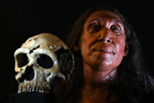 El cráneo y el rostro reconstruidos de una mujer neandertal de 75.000 años de antigüedad, fotografiados en la Universidad de Cambridge, al este de Inglaterra, el 25 de abril de 2024