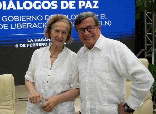 La representante del gobierno colombiano Vera Grabe y el jefe negociador de la guerrilla Ejército de Liberación Nacional, Israel Ramírez Pineda, alias Pablo Beltrán, en la firma de una extensión del alto el fuego, el 6 de febrero de 2024 en La Habana