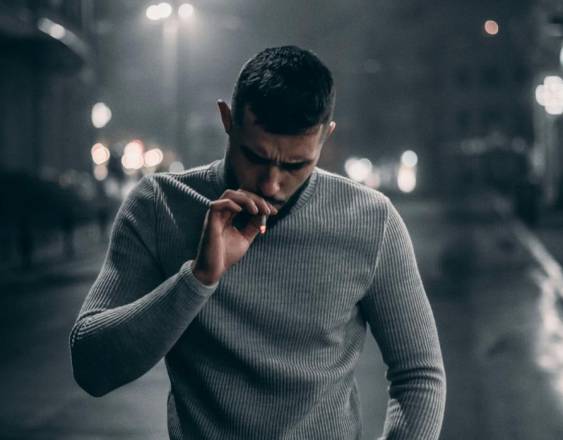 Pexels | El cáncer de vejiga afecta más a los hombres fumadores, pero tampoco perdona a las mujeres.