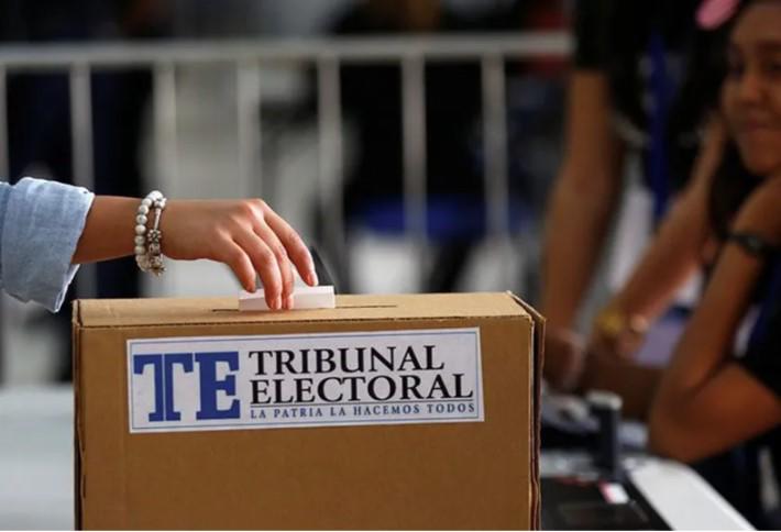 ML | Persona introduce una papeleta en la urna con el distintivo del Tribunal Electoral.
