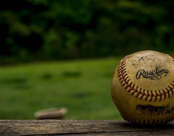 Pixabay | Imágen ilustrativa muestra una pelota de beisbol usada, sobre una tabla de madera.