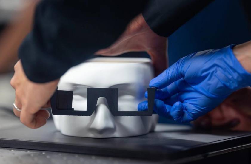 Prototipo de gafas compactas de realidad aumentada con la nueva tecnología holográfica desarrollada por investigadores de Stanford.
