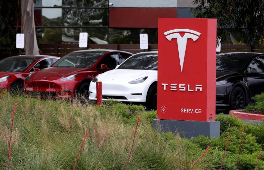 Regulador de EEUU investiga si Tesla solucionó problemas de seguridad del Autopilot