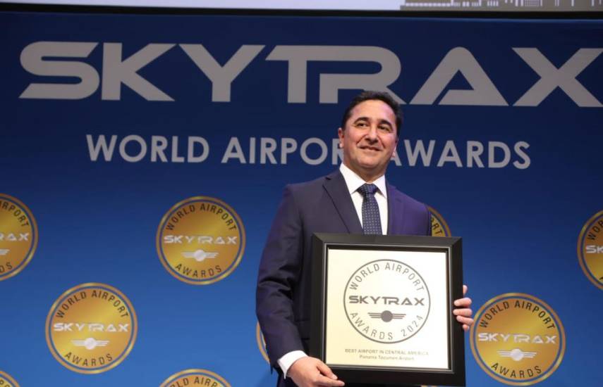ML | El gerente general del aeropuerto Raffoul Arab recibe el reconocimiento.