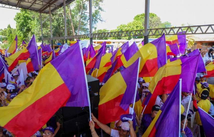 ML | Simpatizantes del partido Panameñista ondean banderas del colectivo político.