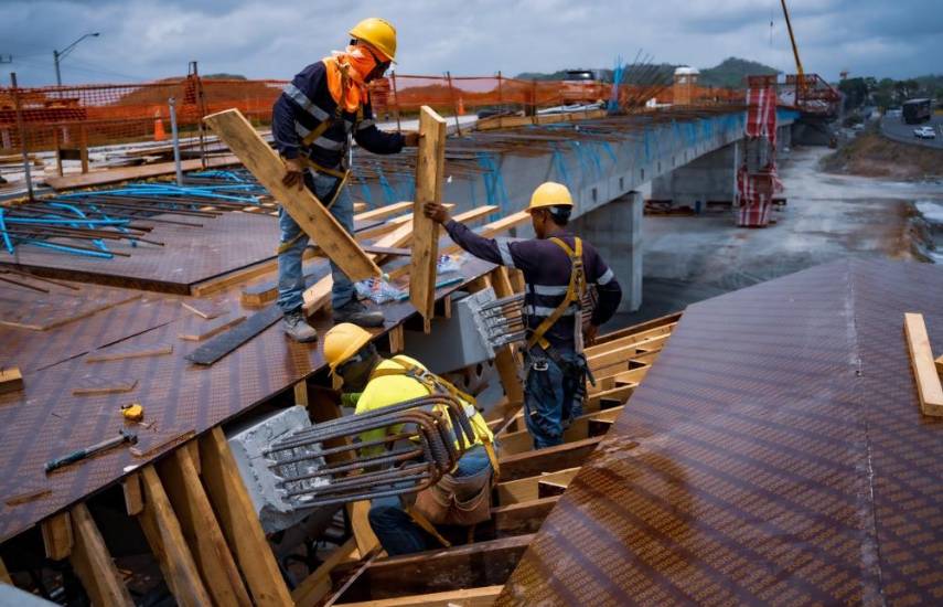 ML | Tres obreros de la construcción con sus respectivos uniformes y equipos de seguridad durante una jornada laboral en un proyecto en la provincia de Panamá Oeste.