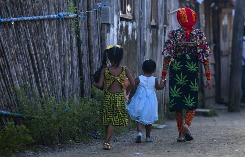 AFP | Una mujer indígena junto a dos niñas menores de edad en la comarca Guna Yala.