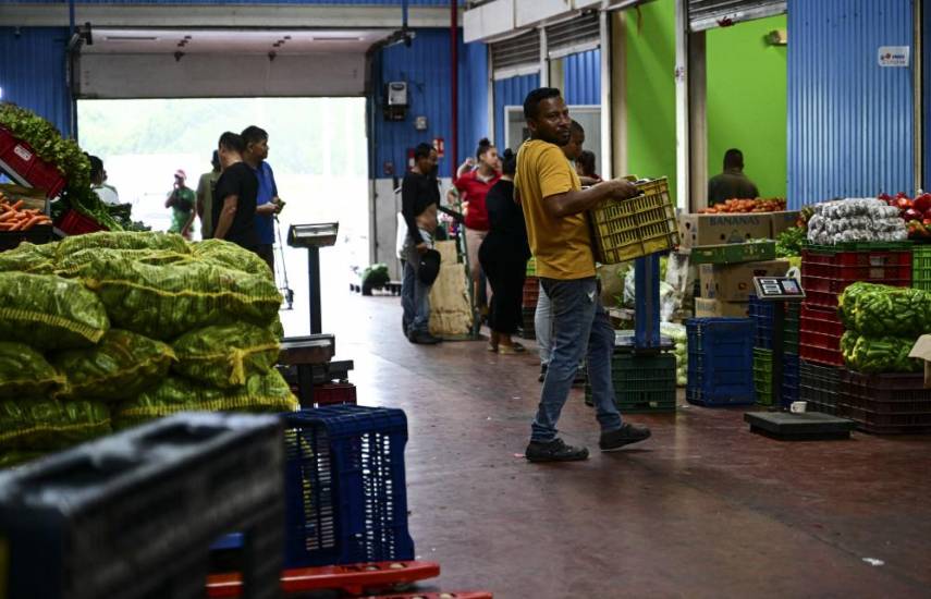 AFP | La gente trabaja en Merca Panamá, el principal mercado de frutas y verduras de Panamá.