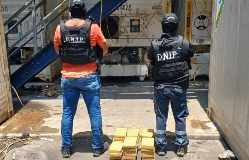 Decomisan 28 paquetes de droga en un puerto en Ancón.