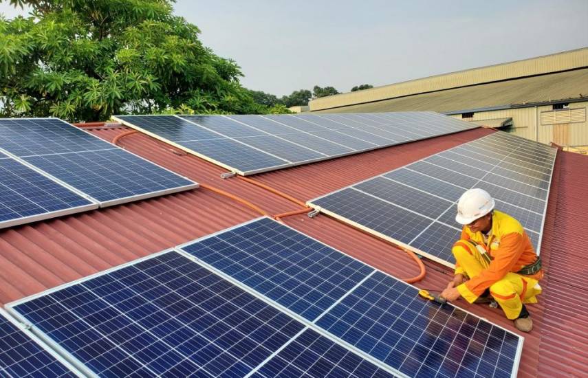 PEXELS | Un hombre instala un sistema de paneles solares.